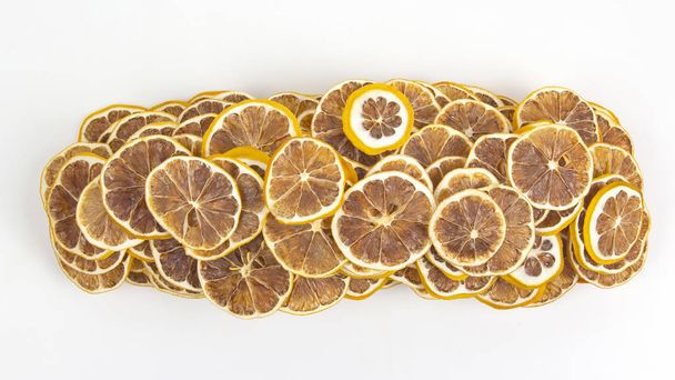 gedroogde citroenschijfjes op een witte achtergrond. vitaminevruchten - Foto, afbeelding