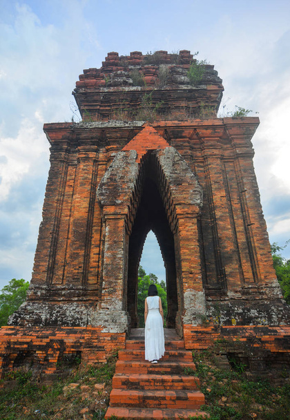 Torre do templo Cham em Quy Nhon, Vietnã
  - Foto, Imagem