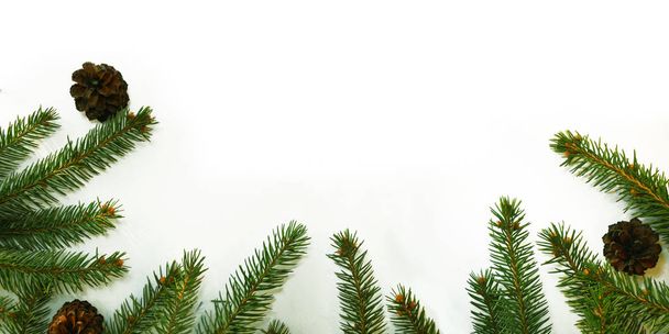 Kerstboom op een witte achtergrond. Nieuwjaarscadeaus. Vlakke lay, bovenaanzicht, kopieerruimte - Foto, afbeelding