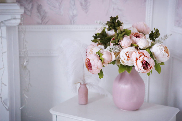 bazsarózsa rózsaszín és fehér virágok vázában - Fotó, kép
