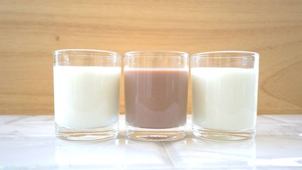 Glas Milch und Schokolade Milch hölzernen Hintergrund - Foto, Bild