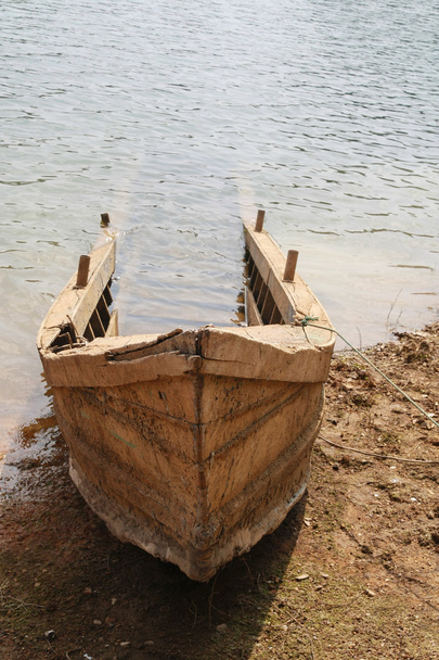 古い木製ボート沈んだ銀行、タイ - 写真・画像