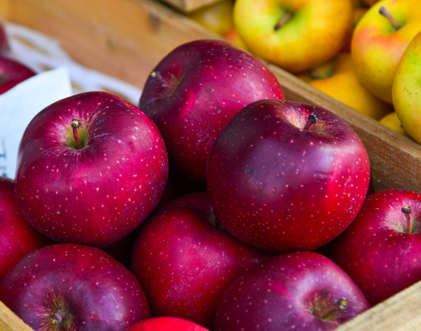 Свіжі фрукти яблука для продажу на вуличному ринку
 - Фото, зображення