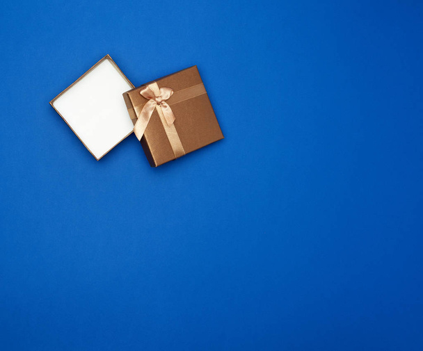 avoin ruskea neliö pahvi tyhjä laatikko, kohde sijaitsee sininen luokka
 - Valokuva, kuva