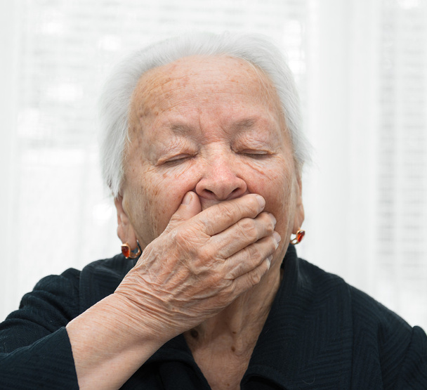 Mujer vieja bostezando
 - Foto, imagen
