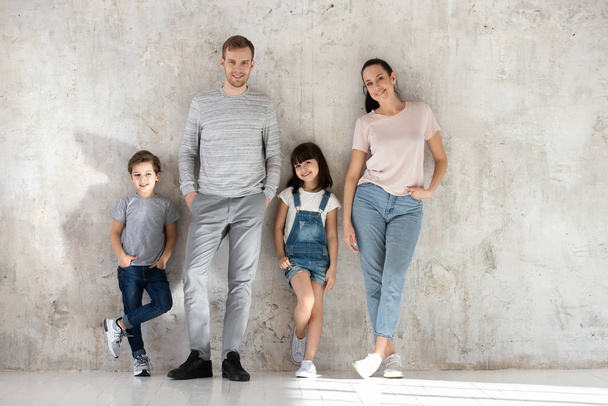 Full length family portrait of parents and children. - Foto, immagini