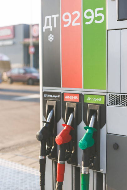 Distribuidores modernos no posto de gasolina para carros
 - Foto, Imagem