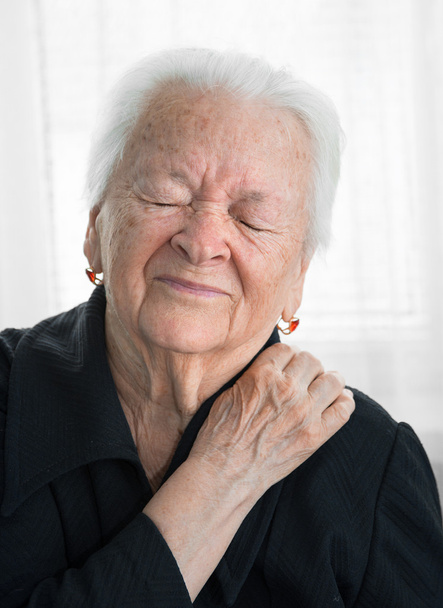 Seniorin leidet unter Schulterschmerzen - Foto, Bild