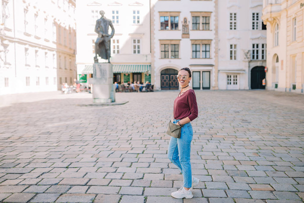 Νεαρή γυναίκα σε εξωτερικούς χώρους στη Βιέννη κατά τη διάρκεια των διακοπών στην Ευρώπη. - Φωτογραφία, εικόνα