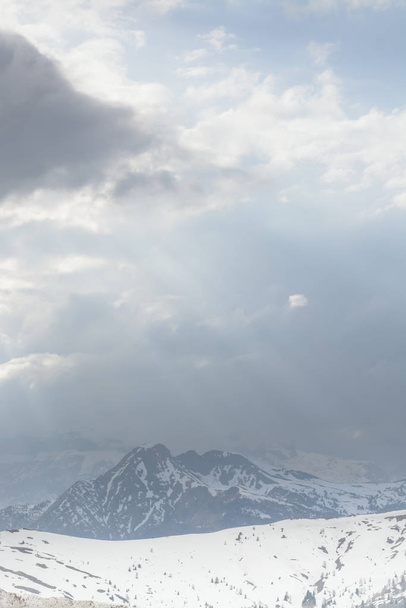 Vista en los Dolomitas y rayos de debajo de las nubes
 - Foto, imagen