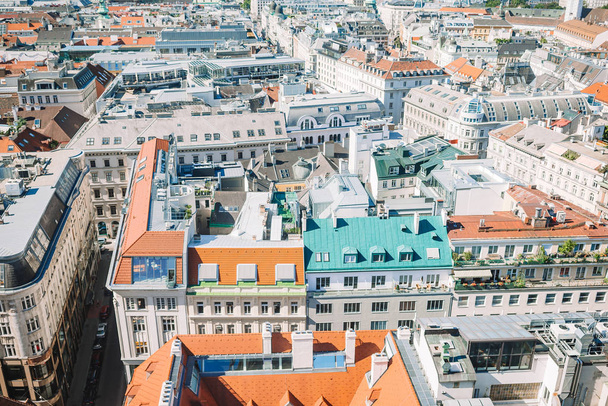 Näkymä Pyhän Stephensin katedraalista Stephansplatz aukiolle Wienissä, Itävallan pääkaupunki aurinkoisena päivänä
 - Valokuva, kuva