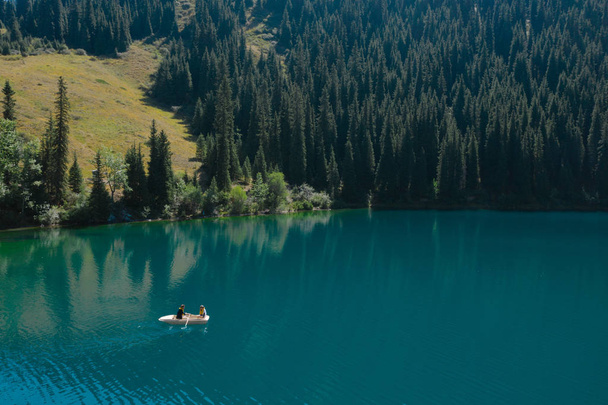 Vene kaunis sininen vuori järvi, antenni näkymä, rauhallinen maisema. Kolsay, Kazakstan
 - Valokuva, kuva