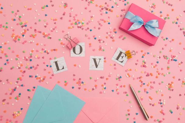 Sevgililer Günü kavramı, kağıt kartlardan yapılmış aşk yazıları. - Fotoğraf, Görsel