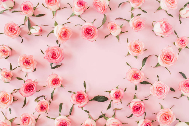 Borda armação redonda de botões de flor rosa rosa no fundo rosa. Espaço de cópia em branco Mockup. Flat lay, vista superior composição floral
. - Foto, Imagem