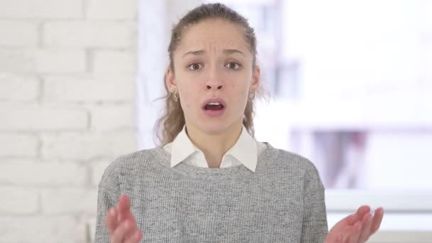 Muotokuva pettynyt nuori latina nainen reagoi epäonnistumiseen
 - Materiaali, video