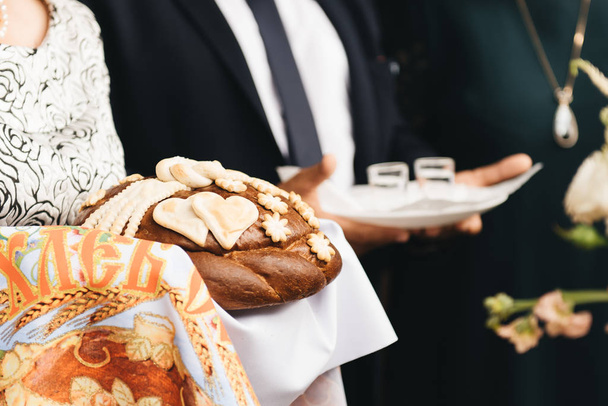 Wedding loaf. Bread and salt for the bride and groom Russian wed - Φωτογραφία, εικόνα
