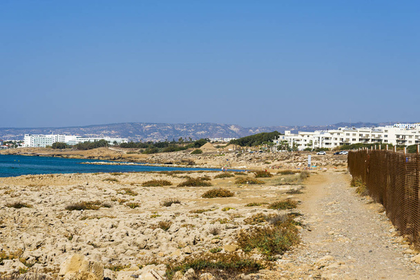 Kypros rannikolla horisontissa hotelleja. Meri- ja vuoristomaisemat
. - Valokuva, kuva
