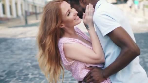 Happy young couple in love hugs on the street in the city on a summer day - Filmagem, Vídeo