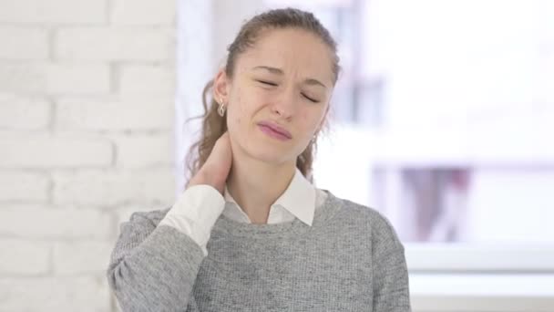 Portré a stresszes fiatal latin nő, amelynek nyaki fájdalom - Felvétel, videó