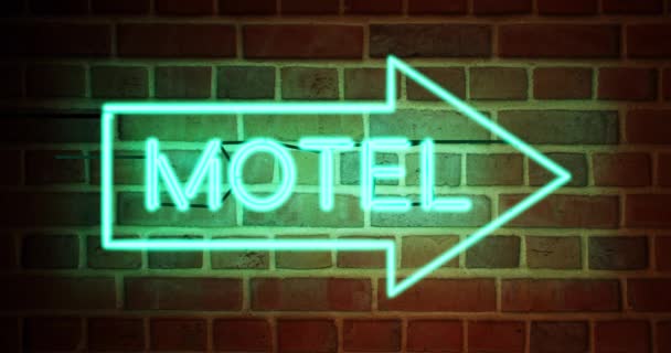 Neon motel jel azt jelenti, motoros Lodge rendelkezésre álló szállás. Nyaraló vagy utazási szoba a közúti vendégházban - 4k - Felvétel, videó