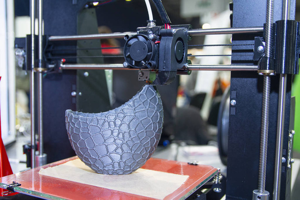 Machine d'impression tridimensionnelle en fonctionnement, imprimante 3D
 - Photo, image