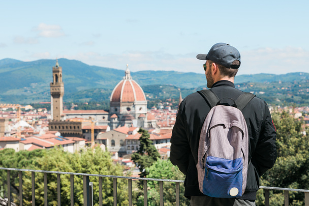 Νεαρός απολαμβάνοντας μια άποψη του πανοράματος της Φλωρεντίας, Ιταλία - Φωτογραφία, εικόνα