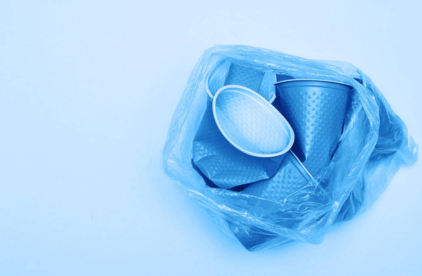 Plastikbecher auf blauem Hintergrund. ökologisches Konzept. - Foto, Bild