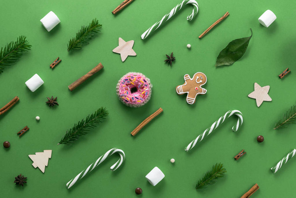 クリスマスの構図。創造的なクリスマスの背景。クリスマスの装飾やモミの枝は緑の背景に装飾やテクスチャを作成します。フラットレイアウト、トップビュー、コピースペース. - 写真・画像