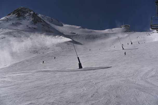 Grandvalira, Andorra 'da kar topları çalışıyor. - Fotoğraf, Görsel