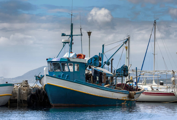 Fischerboote im kleinen Hafen im Dorf Pachi. Megara, Griechenland - Foto, Bild