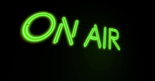 Na antenie neon oznacza nadawanie telewizji lub radia. Alarm studyjny jako transmisja na żywo - 4k - Materiał filmowy, wideo