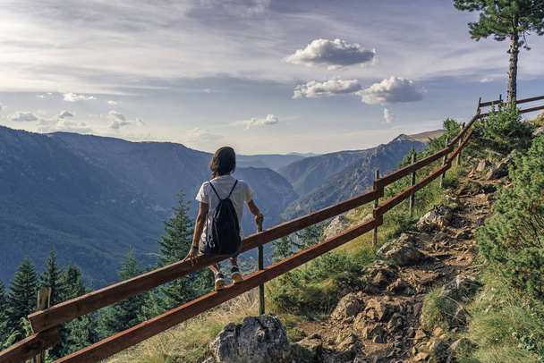 Mujeres excursionistas que disfrutan de impresionantes vistas al Parque Nacional Durmitor, Montenegro. - Foto, Imagen