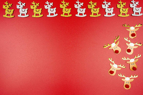 Фон из золота и серебра олени и олени лица справа, изолированные на красном фоне
. - Фото, изображение