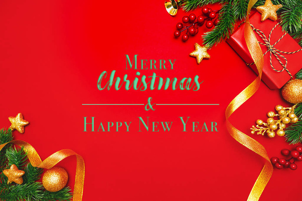 Presente de Natal e pinho com decoração xmas no fundo vermelho
 - Foto, Imagem