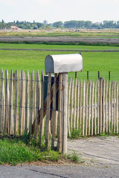 Postilaatikko pihalla
 - Valokuva, kuva