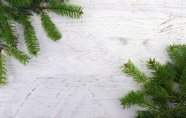 白い木の背景にクリスマスツリーの孤立枝。トップ表示. - 写真・画像