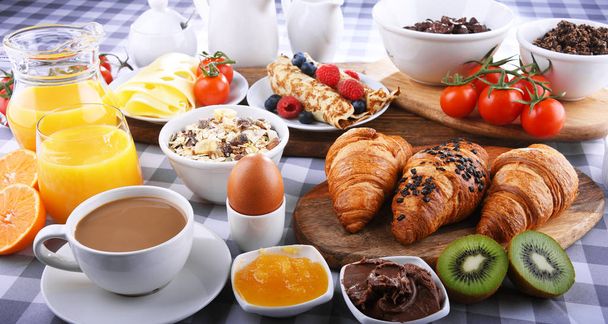 Ontbijt met koffie, SAP, croissants en fruit - Foto, afbeelding