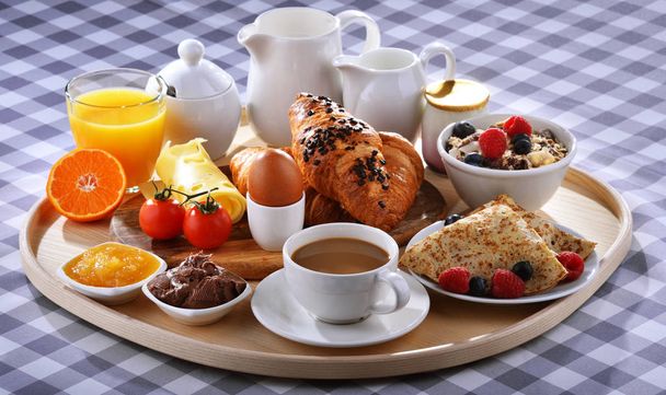 Desayuno servido con café, zumo, croissants y frutas
 - Foto, imagen