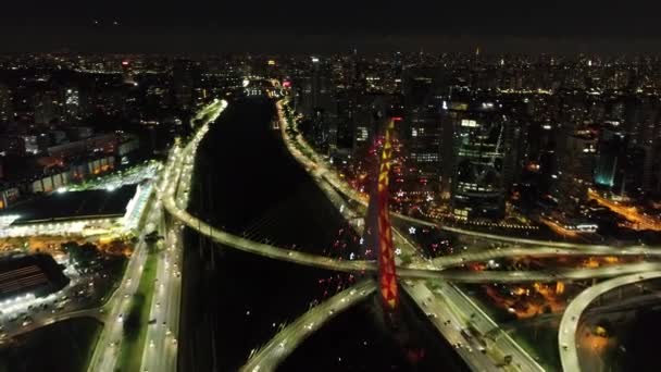 Letecký pohled na slavný Estaiadův most zdobený pro vánoční a novoroční oslavy. Sao Paulo, Brazílie - Záběry, video