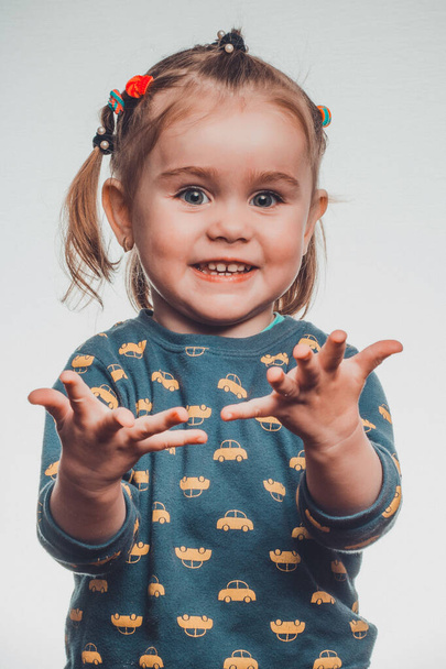 Πορτρέτο ενός κοριτσιού που χαμογελά πολύ όμορφα, παιδί 3-4 ετών. - Φωτογραφία, εικόνα