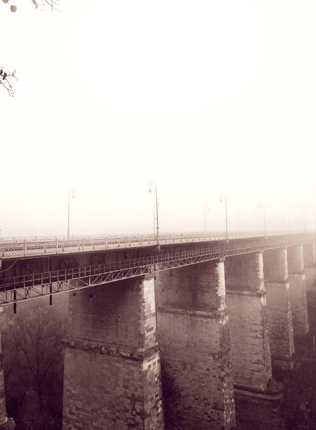 Most do Starého Města přes kaňon za tupého mlhavého dne, Kamenets-Podolsky, Ukrajina - Fotografie, Obrázek