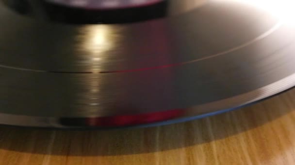 um close-up de um disco de vinil tocando em uma plataforma giratória
 - Filmagem, Vídeo
