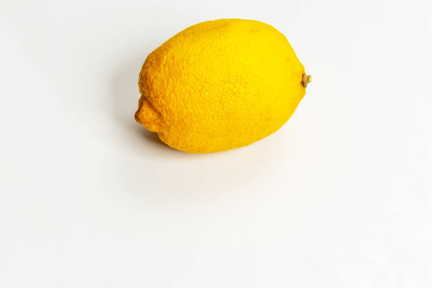 Elhalványult száraz citrom fehér háttér közelről. - Fotó, kép