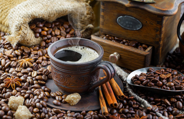 schwarzer Kaffee auf altem Hintergrund in einer Tasse - Foto, Bild
