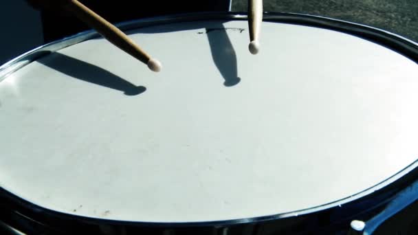 Schlagzeuger spielt draußen Schlagzeug. - Filmmaterial, Video