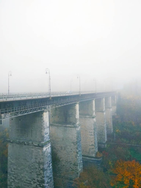 Il ponte per la Città Vecchia sul canyon in una giornata opaca nebbiosa, Kamenets-Podolsky, Ucraina
 - Foto, immagini