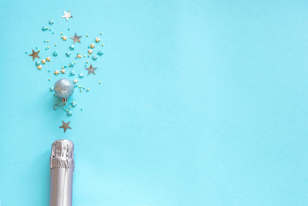 Champagne bottle with confetti stars - Фото, изображение