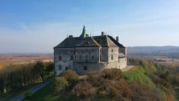 Widok z lotu ptaka na nawiedzony zamek Olesko, Ukraina - Materiał filmowy, wideo
