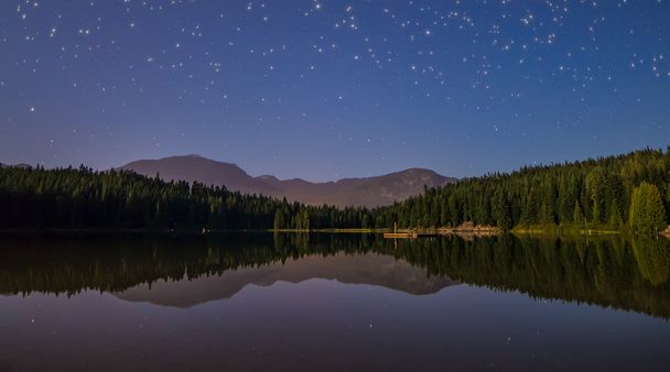 Озеро с отражением и звездами
 - Фото, изображение