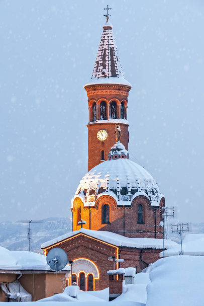 Καθολική εκκλησία καλυμμένη με χιόνι στην Ιταλία. - Φωτογραφία, εικόνα